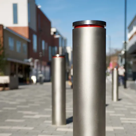 GEO-bollard-with-red-reflective-tape-8853